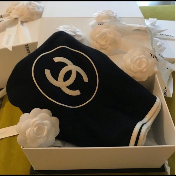 CHANEL BLACK/IVORY CC LOGO  stole/shawl/scarf/wrap - Picture 4 of 8